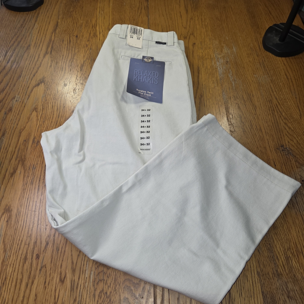 NWT Dockers Women's Relaxed Khakis - Light Beige. 34 X 32. NNCP